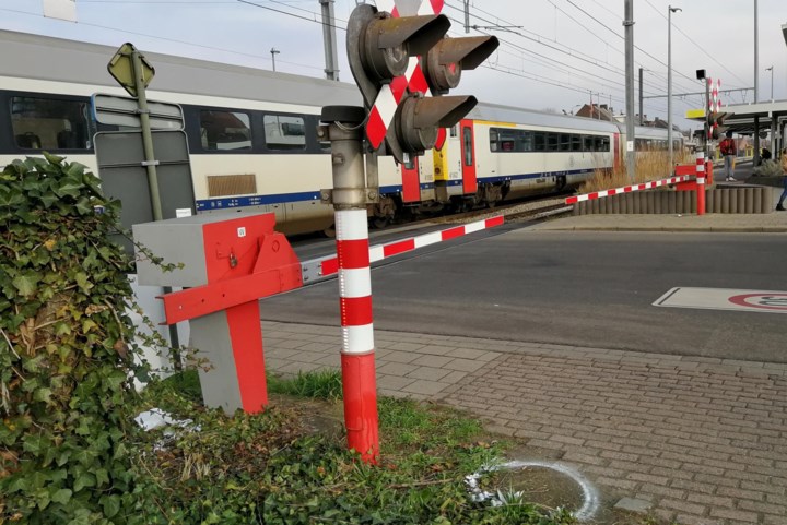 Voertuig aangereden door trein in Sint-Truiden, spoorverkeer verstoord
