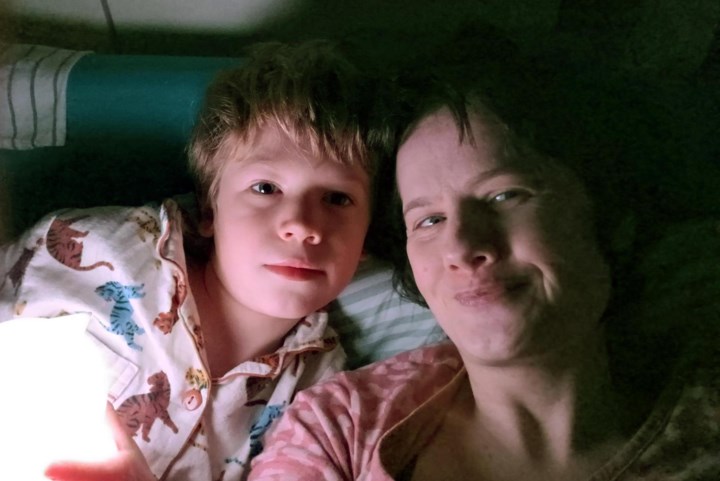 Dascha (41) kan haar zoontje maar één keer per week even zien: “Ik word zieker van het kleinste geluid”