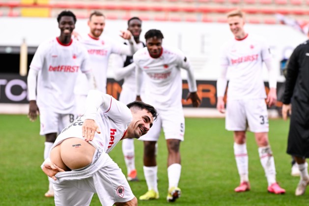 En plots staat een Antwerp-speler in blote kont voor de tribune: Jelle