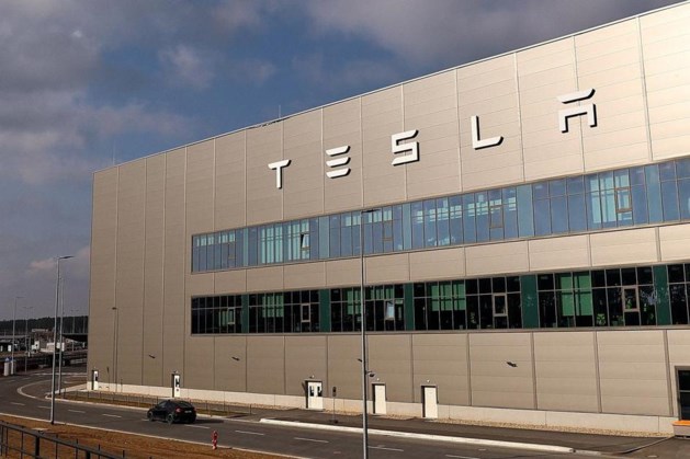 Tesla Gigafactory Evacuated Due to Fire and Bomb Threat by Vulkangruppe: Production Halted, Climate Activists Suspected