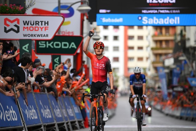 VIDEO. Juan Ayuso pakt eindwinst in Ronde van het Baskenland en wordt uitvoerig gefeliciteerd door enthousiaste hond, Carlos Rodriguez wint slotrit