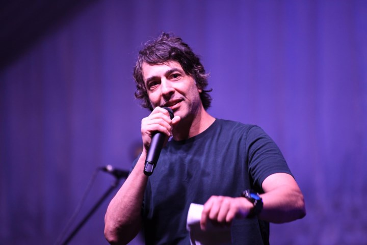 Comedian Arj Barker zet mama uit de zaal omdat haar baby te luid is: “Op website staat duidelijk dat het voor 15 jaar en ouder is”