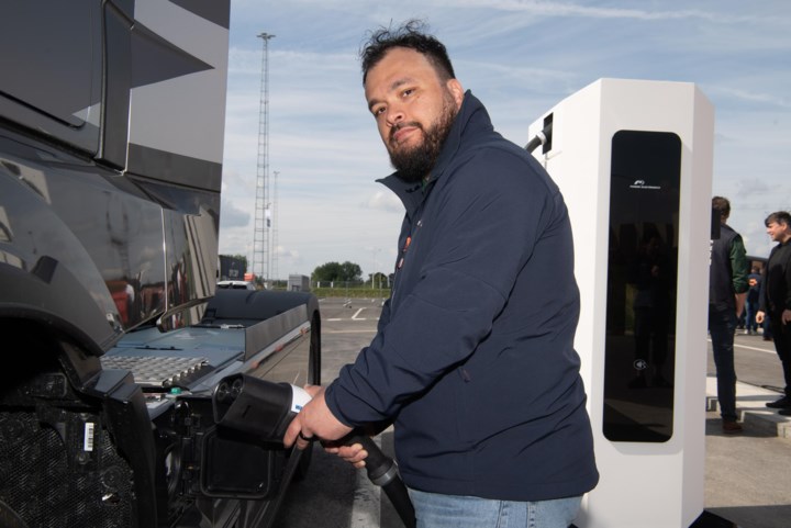 Eerste laadstation voor elektrische trucks opent in de haven: “Elke vierenhalf uur moet een chauffeur toch rusten, dan kan hij net zo goed opladen”