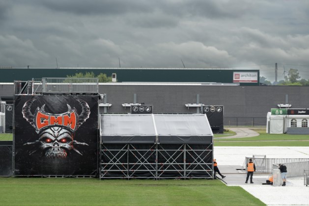 Attendees of the Graspop pageant are allowed to park their vehicles on the streets of Dessels