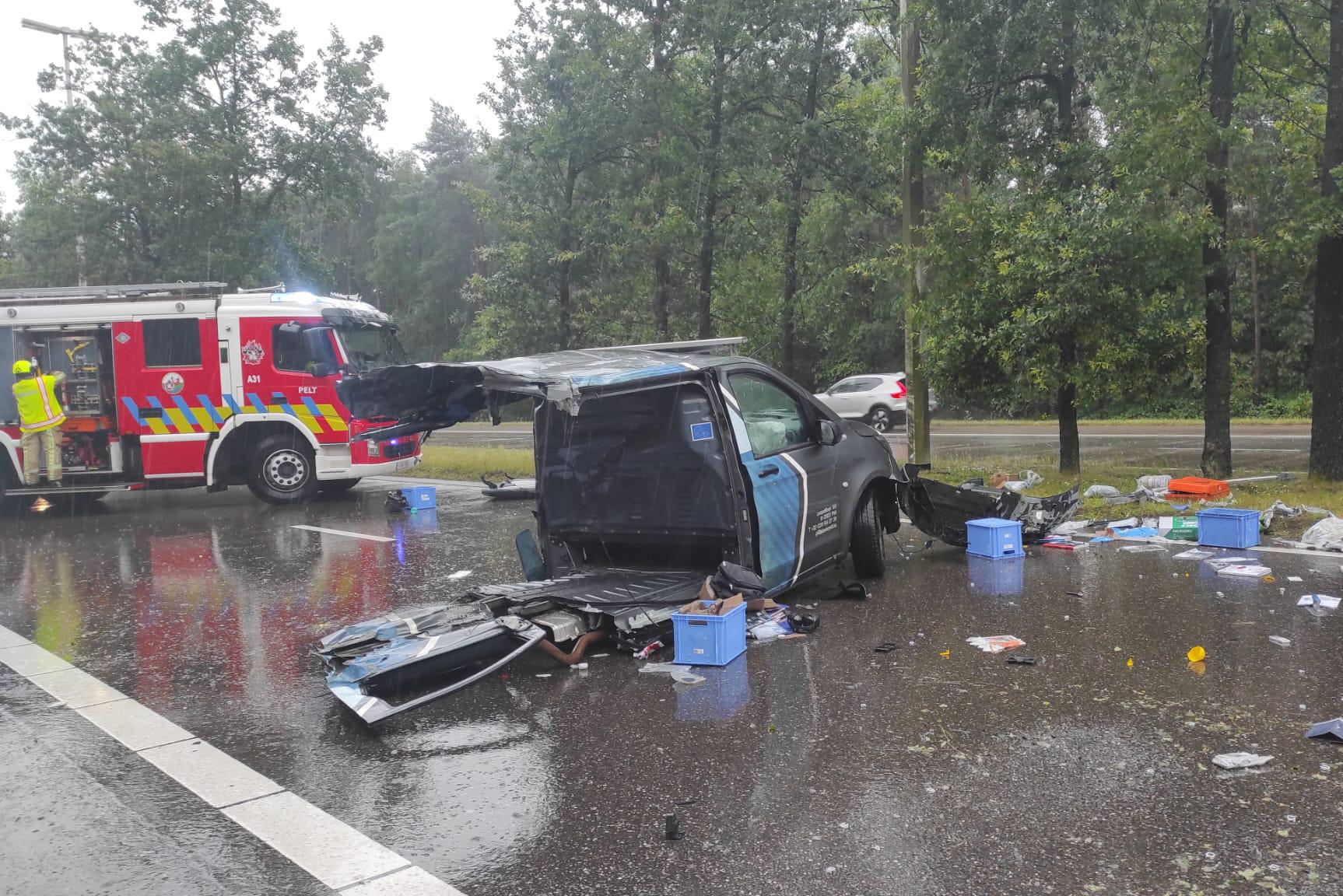 Enorme Ravage En Twee Zwaargewonden Na Ongeval In Lommel: Bestelwagen ...