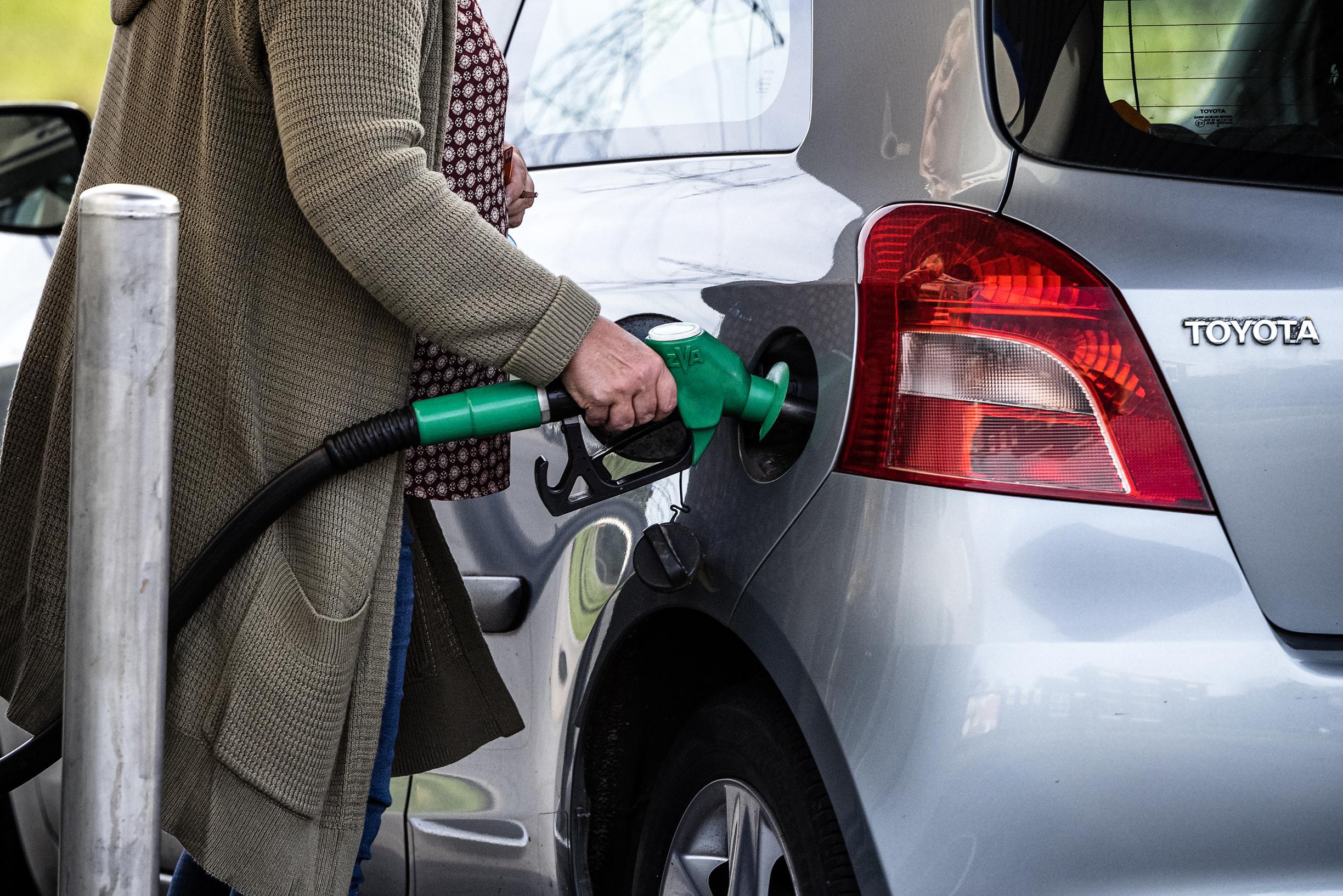 Dieselprijs Zakt Naar Laagste Peil In Ruim Een Jaar, Ook Benzine ...