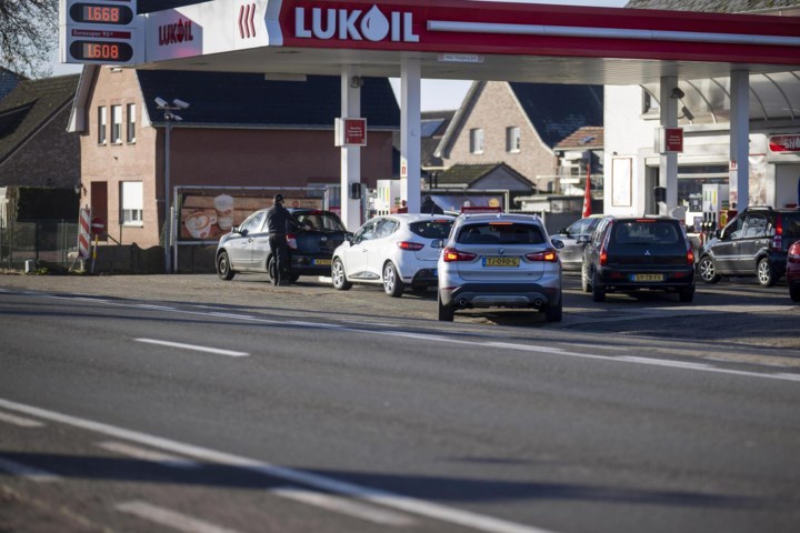 Nederlanders steken massaal grens over om goedkoper te kunnen tanken: “We besparen 35 cent per liter”