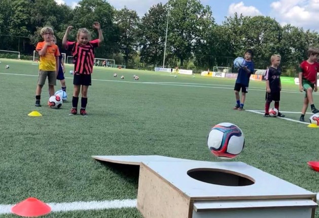 Jong koppel start sport- en spelkampen voor kinderen