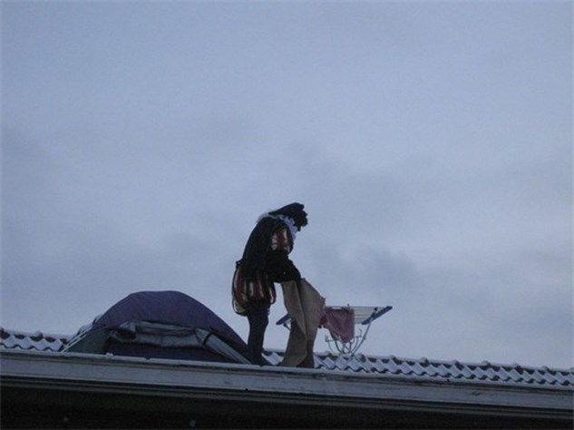 Zwarte piet op het dak met een ladder kleurplaat