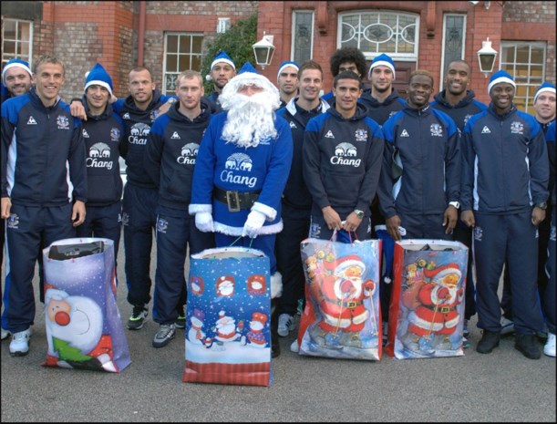 Everton-spelers op kerstbezoek in kinderziekenhuis