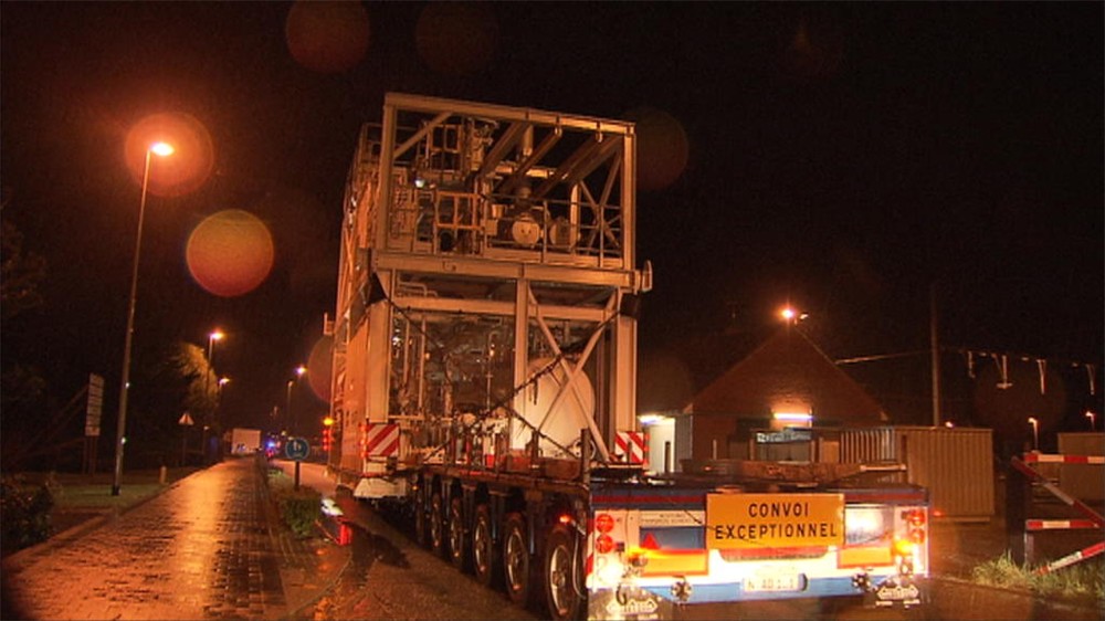 Bijzonder transport van 120 ton in Mol - Gazet van Antwerpen