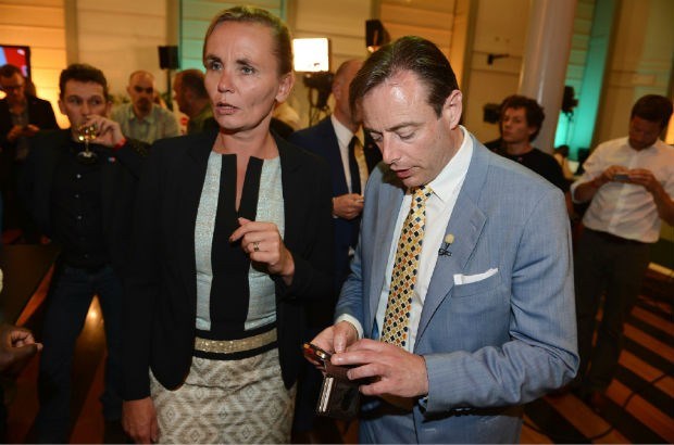 Homans krijgt geen duur wijnpakket van De Wever (video)