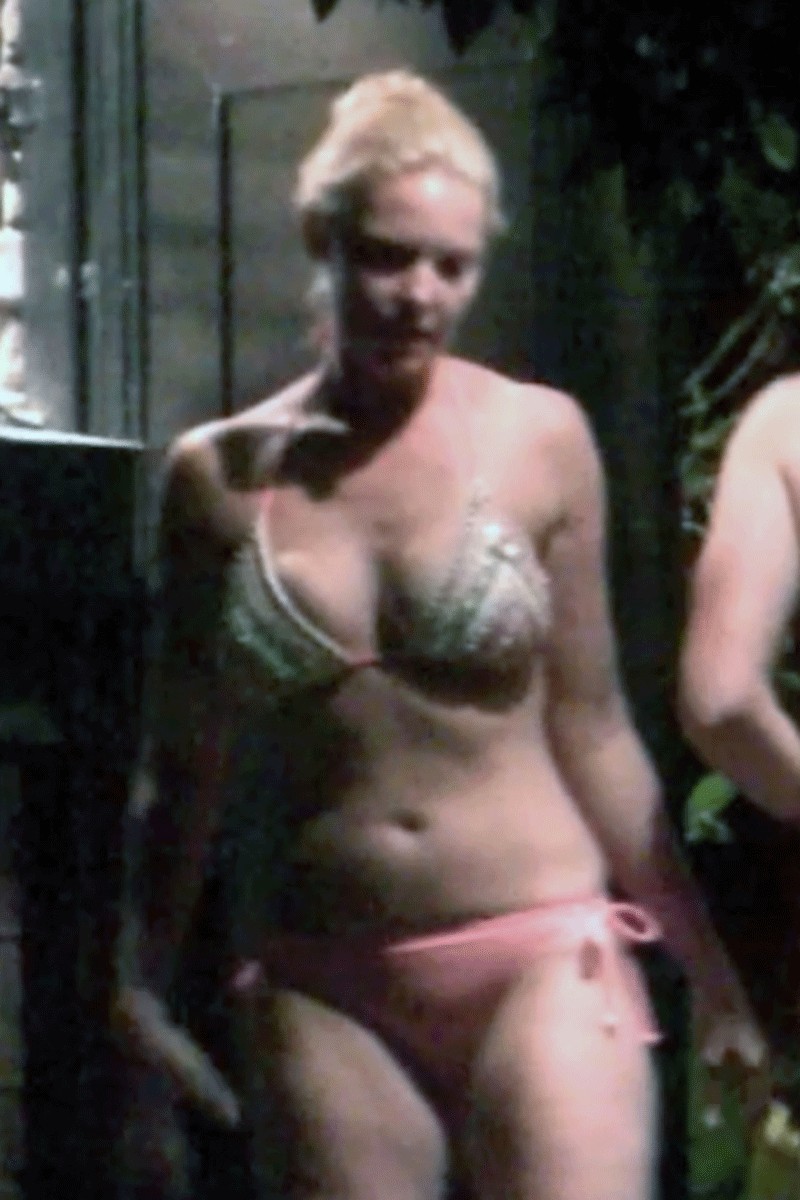 Katherine Heigl ontvangt politie in bikini.