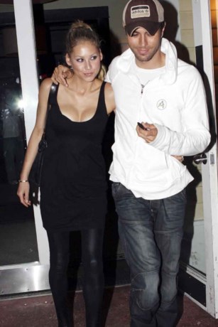 "Enrique Iglesias en Anna Kournikova verwachten eerste ...