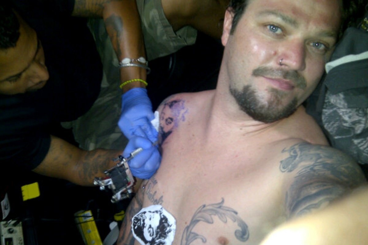 Bam Margera laat weer tattoo zetten voor overleden Ryan Dunn.